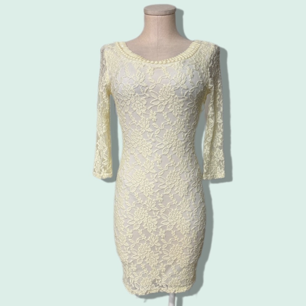 ESTAM Women’s cream lace dress with jeweled scoop neckline in size medium